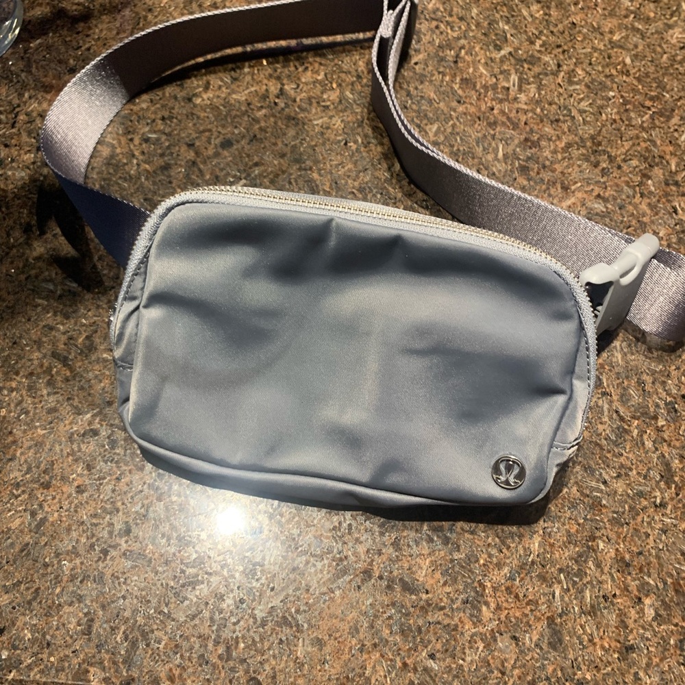 Lululemon everywhere belt bag, gray